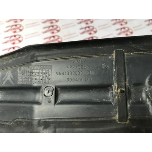 Уплотнитель крыла правого Citroen Berlingo 2008-2018 9681388080